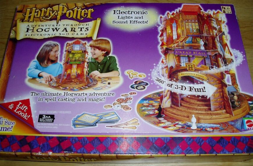 Harry Potter: Adventures Through Hogwarts Electronic 3-D Game (2001) Board Game